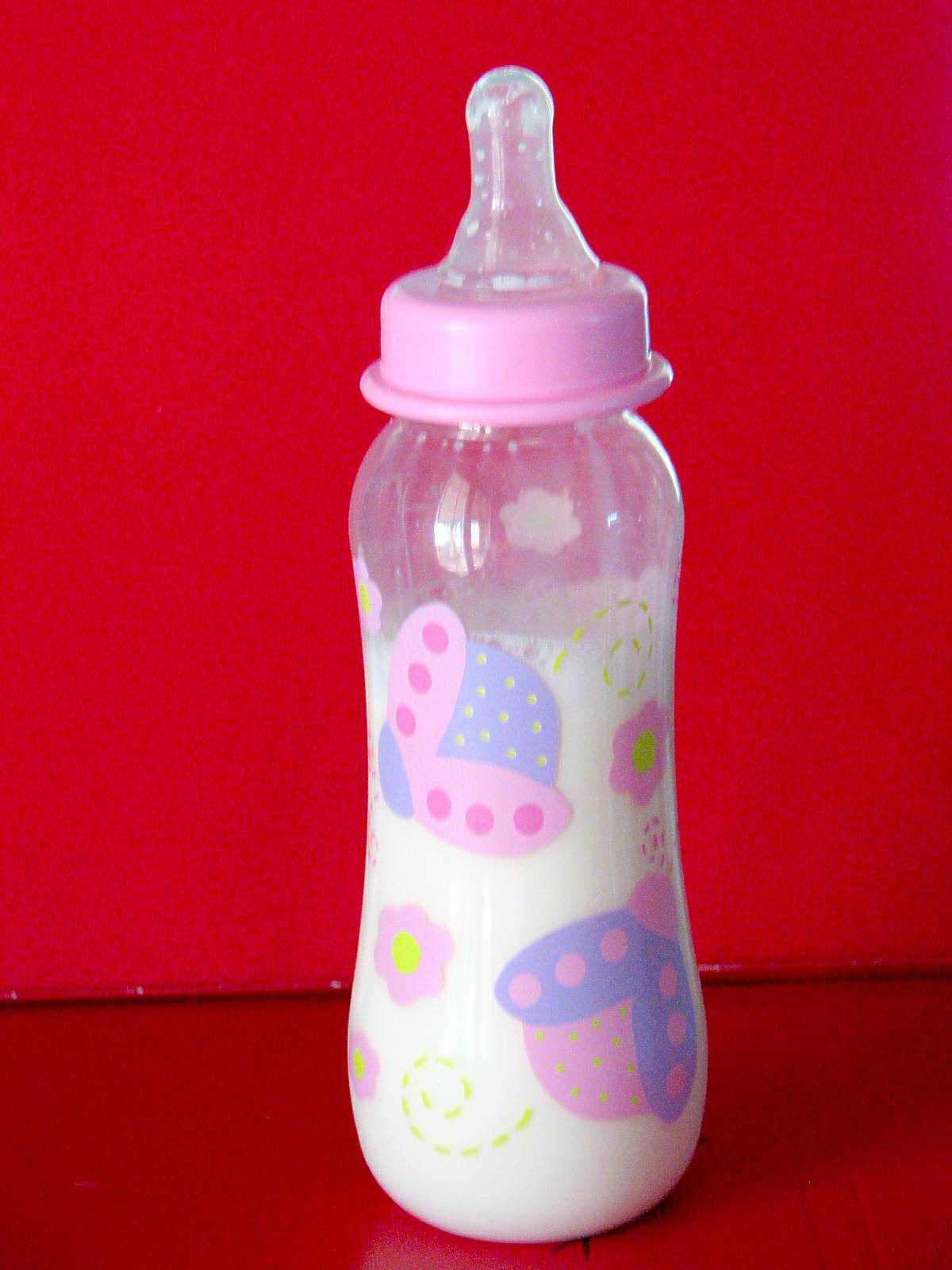 Просто бутылочки. Малыш с бутылочкой. Детские бутылочки. Бутылочка молока. Детская бутылка.